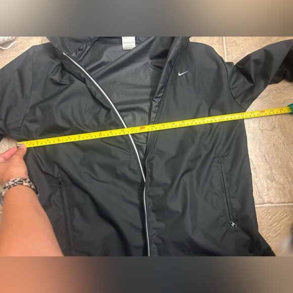 Nike Women’s Windbreaker Jacket L Black White Detail Reflective Front Lightweigh - Picture 12 of 13